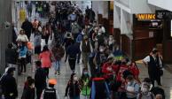 Largas filas y saturación se registró, ayer, en el Aeropuerto capitalino, pese al semáforo rojo.