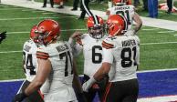 Jugadores de los Browns festejan un touchdown contra los Giants en la Semana 15 de la NFL.