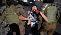 Un manifestante es detenido durante una protesta contra el gobierno de Chile en Santiago, el 18 de diciembre pasado.