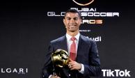Cristiano Ronaldo posa con el trofeo al mejor jugador del Siglo XXI
