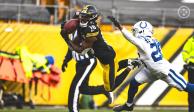 Diontae Johnson atrapa el balón en la zona de anotación en el duelo entre Steelers y Colts de la NFL