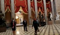 Nancy Pelosi camina por el Capitolio antes de una votación sobre el aumento los pagos directos federales, ayer.