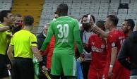 El momento exacto en el que el árbitro le saca la segunda amarilla a Hakan Arslan en un juego del balompié turco.