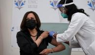 La vicepresidenta electa Kamala Harris recibe la vacuna contra el COVID-19.