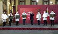 El presidente López Obrador (centro) encabezó, ayer, la entrega de la condecoración para el personal de la salud encargado del combate al virus.
