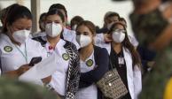 Personal de Salud en Nuevo León espera turno para ser vacunado.