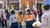 Personal de Protección Civil regala cubrebocas en tianguis previo al Día de Reyes.