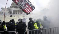 La policía detiene a los partidarios de Trump que intentaron atravesar una barrera policial, el 6 de enero de 2021 en el Capitolio en Washington.