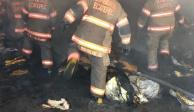 Se incendia fábrica de colchones en Ecatepec; bomberos acuden a apagar el siniestro.