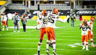 Jugadores de los Browns celebran una acción del duelo ante Pittsburgh de los Playoffs de la NFL