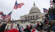Manifestantes que apoyan a Trump toman el Senado, el 6 de enero pasado.
