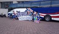 Seguidores del Cruz Azul se dieron cita afuera del hotel de concentración del club previo a su duelo contra el Puebla.