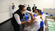 Personal sanitario en la Ciudad de México comienza el plan de vacunación de enfermeras y médicos en el Centro Médico Siglo XXI, el pasado 13 de enero.