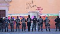 Policías custodian el ayuntamiento de Fresnillo, ante una protesta feminista, en noviembre.