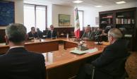 El Presidente López Obrador y miembros de su gabinete sostienen una videollamada con el director ejecutivo global de Pfizer, Albert Bourla, ayer.