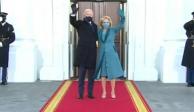 Joe Biden y su esposa al ingresar al inmueble estadounidense.