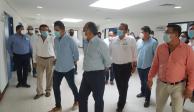 Recorre gobernador Héctor Astudillo recorre el Hospital Petatlán junto con el director del INSABI y el secretario general del IMSS.