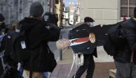 Un activista carga un recorte del expresidente, el domingo pasado, en Pensilvania.
