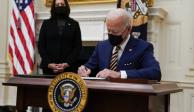 El presidente Joe Biden firma órdenes ejecutivas, el 22 de enero de 2021.