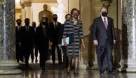Los demócratas haciendo la caminata ceremonial a través del Capitolio hasta el Senado para entregar el impeachment contra Trump.