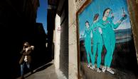Una pintura que representa las vacunas Moderna, Pfizer y AstraZeneca decora una calle de Barcelona, España.