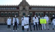 Profesionales de la salud se manifiestan a las afueras de Palacio Nacional, ayer.