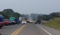 El bloqueo en la carretera del Istmo de Tehuantepec ha detenido por completo la circulación.