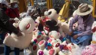 Locatarios del Mercado Sonora venden osos de peluche y globos con motivo de la celebración del Día del Amor y la Amistad