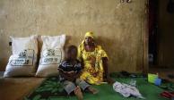 Una madre y su hijo reciben alimentos del Fondo Nacional de Apoyo a las Víctimas en Nigeria, al inicio de la pandemia.