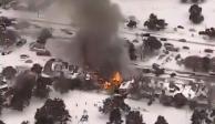 El Departamento de Bomberos y oficiales luchan contra un incendio registrado en un grupo de viviendas en Dallas, Texas