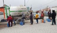 Vecinos de Riberas del Bravo recibieron el suministro de agua a través de pipas dispuestas por el gobierno del municipio.