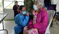 La señora María Antonia, de 120 años, recibe su primera dosis, en la Huasteca Alta de Veracruz, ayer.