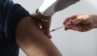 Autoridades cesan a enfermera por extraer vacunas contra COVID-19 en Michoacán.
