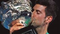 Nole besa el trofeo que ganó ayer en Australia ante Medvedev.