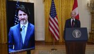 Joe Biden (der.) en conferencia en la Casa Blanca, mientras en pantalla aparece Justin Trudeau, ayer.