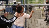 Familiares de internos protestan afuera de la prisión de Guayaquil tras motín.