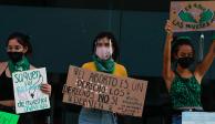 Grupos feministas se apostaron en las inmediaciones del Congreso del estado para manifestarse por la aprobación del aborto legal en Quintana Roo.