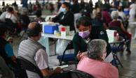 Personas de la tercera edad son vacunadas en el municipio de Ecatepec.