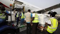 Personal de Unicef traslada el embarque de vacunas de AstraZeneca en Ghana, ayer.