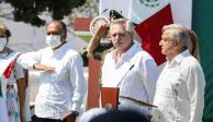 El Presidente, ayer, con su homólogo de Argentina y el gobernador de Guerrero, en Iguala en el Día de la Bandera.