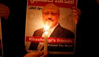 Un manifestante sostiene un cartel con una foto del periodista saudí Jamal Khashoggi.