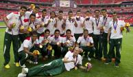 Jugadores de la Selección Mexicana celebran el oro conseguido en los Juegos Olímpicos de Londres 2012.