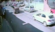 Al intentar cruzar la calle, el conductor de un auto compacto lo arrolla de manera violenta