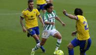 Diego Lainez maneja el balón en un duelo del Betis de LaLiga de España