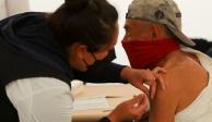 Adultos mayores acuden al multideportivo de Ecatepec para recibir la vacuna contra COVID-19.