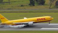 Un avión de DHL aterriza en el Aeropuerto de Bogotá con las dosis de Covax, ayer.