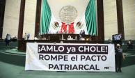 Diputados de PRD mostraron una manta con la leyenda "AMLO, ya chole, rompe el pacto patriarcal".