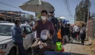 Personas de la tercera edad realizaron largas filas bajo el sol para lograr aplicarse la vacuna anti-covid en Baja California