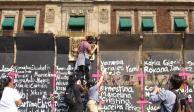 Mujeres colocaron  ayer flores, cruces rosas, moños morados, veladoras y nombres de víctimas de feminicidio en las vallas colocadas alrededor de Palacio Nacional.