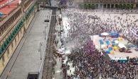 Las manifestantes llegaron a Palacio Nacional para abrirse espacio entre las vallas, en un intento por derrumbarlas. Aunque lograron derribar un tramo, policías resistieron el embate.